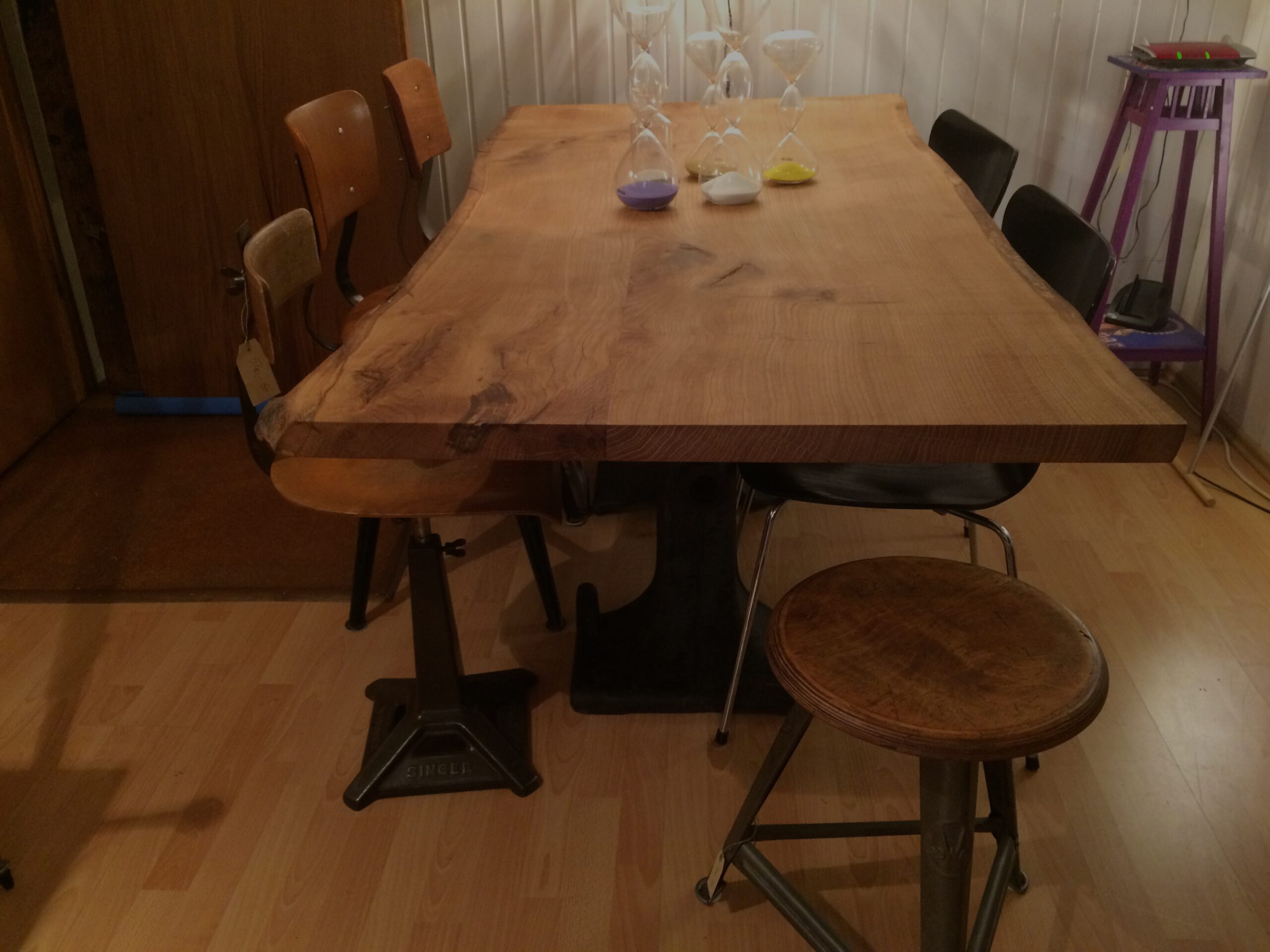 Vintage Industriedesign Esstisch mit Tischplatte aus massiver Eiche.